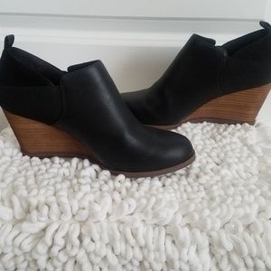 Comfy cute wedge booties!